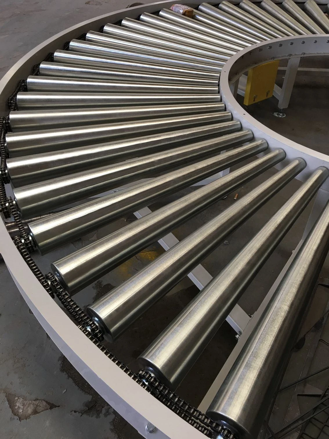 90-deg-or-180-deg-_curved-_roller-_conveyor-large